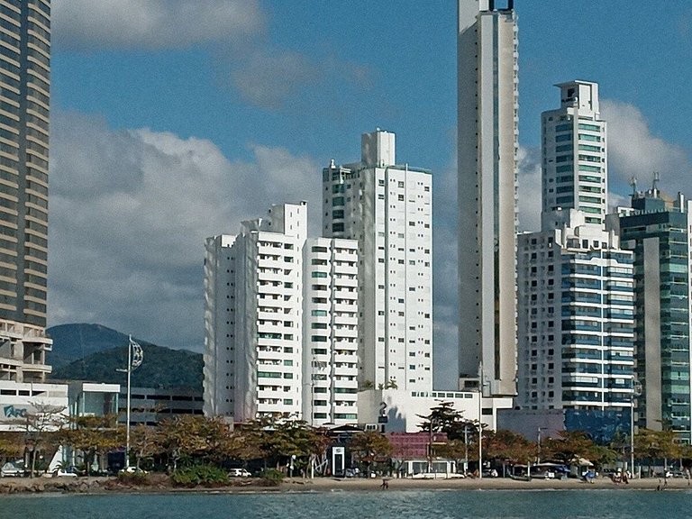 Apto 3 suítes vista incrível orla BC 50 m da praia