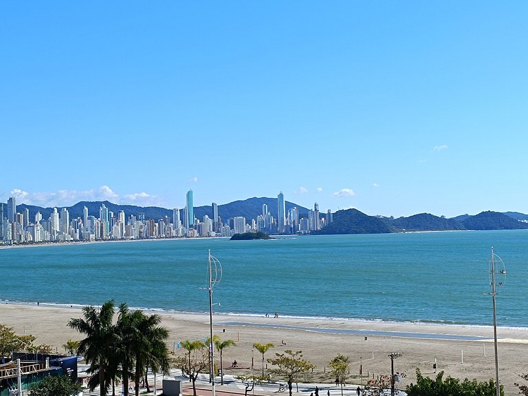 Apto 3 suítes vista incrível orla BC 50 m da praia