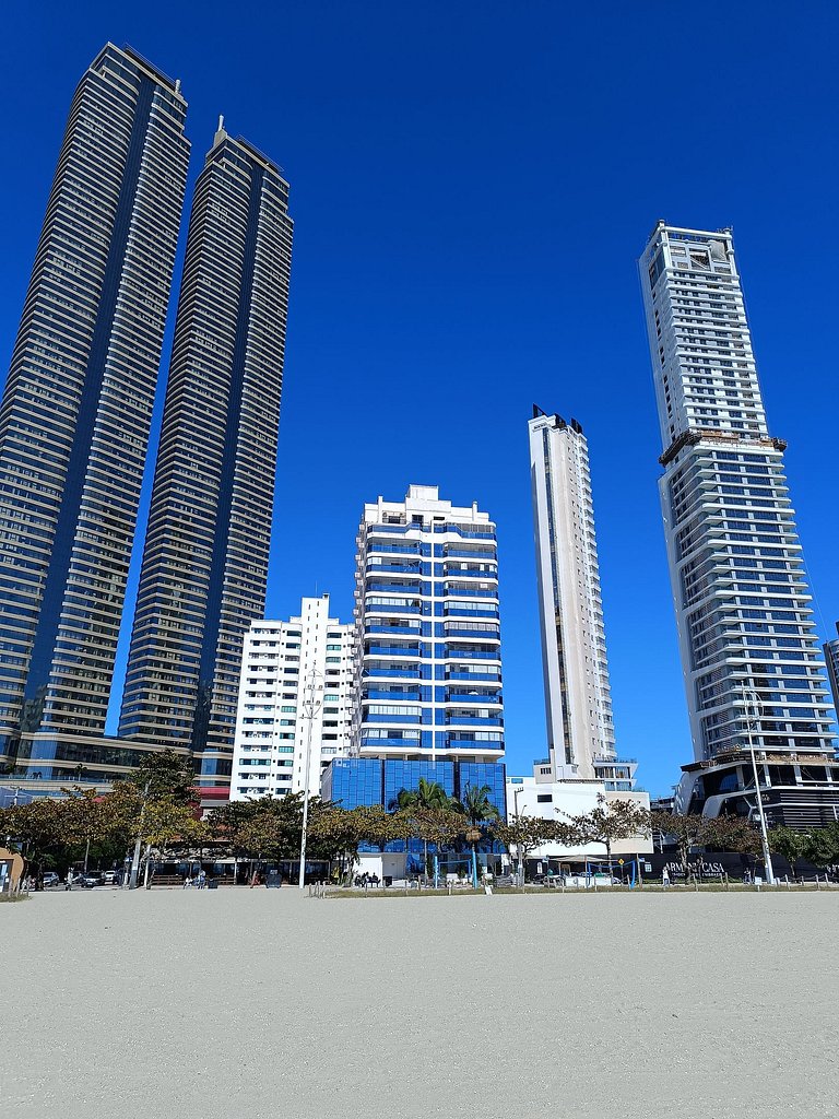 Apto 3 suítes vista incrível orla BC 50 m da praia
