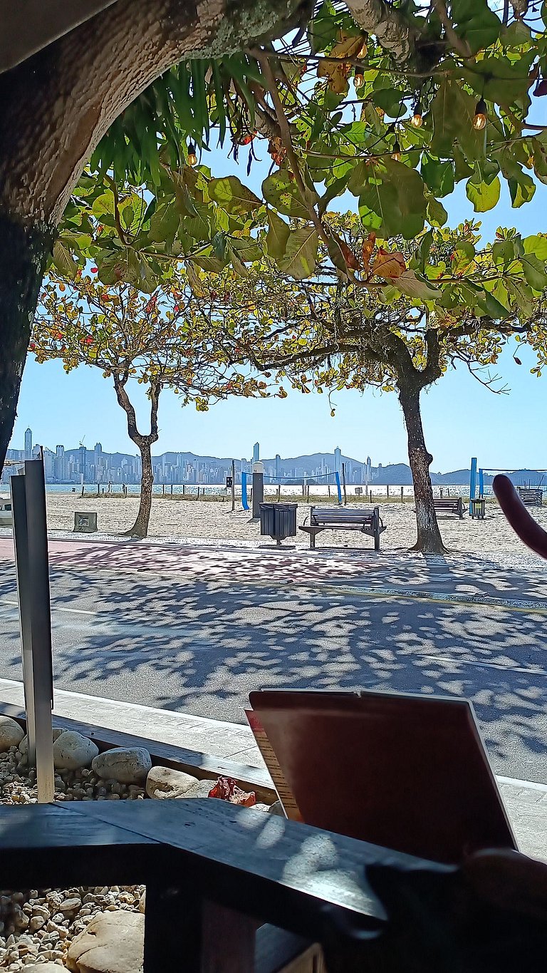 Apto 3 suítes vista incrível orla BC 50 m da praia