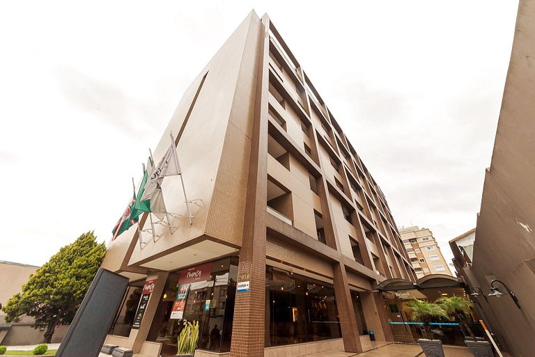 Apto-Flat Alto da XV-Centro com Piscina e Academia