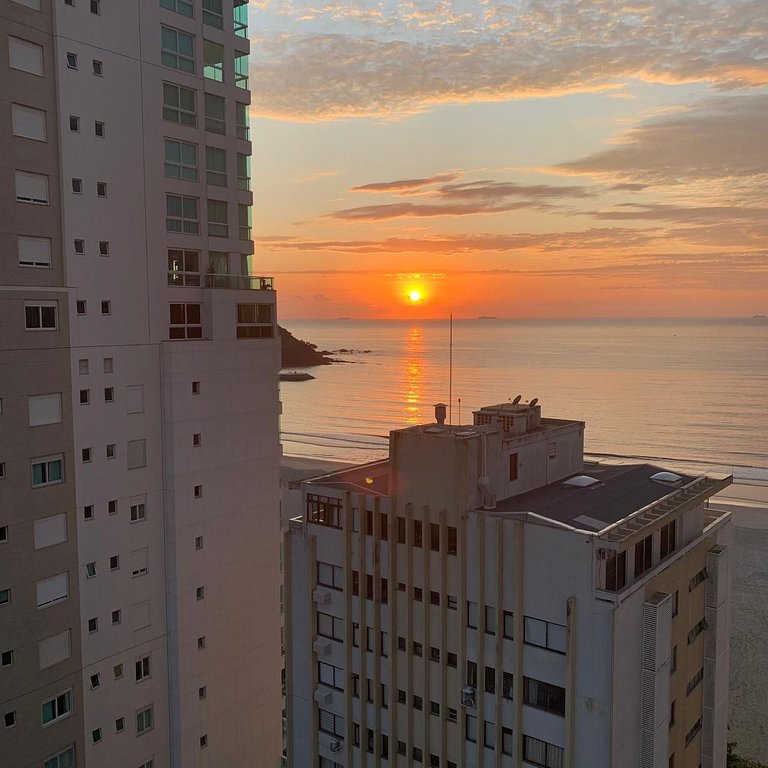 Espaçoso Apto 2sui+1Q Vista Mar 50m Praia Central